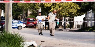 El hombre salió al kiosco, fue abordado por una pareja de motociclistas y lo mataron de un escopetazo.