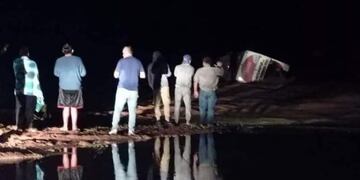 Un micro volcó y fue arrastrado por el río cuando intentó cruzarlo en medio de un temporal.