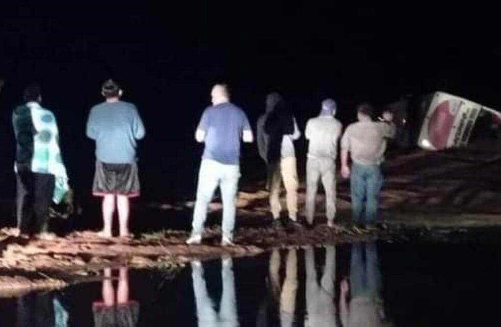 Un micro intentó cruzar un río y fue arrastrado por la corriente: el desesperado pedido de ayuda