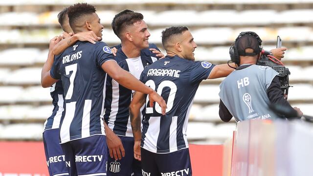 Sacale una foto. Fragapane y el equipo el día de la selfie por el gol a Emelec. (Prensa Talleres)