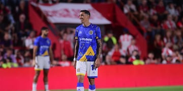 Ángel Di María tuvo un conmovedor gesto con un hincha de Instituto luego del triunfo de Rosario Central en Alta Córdoba. (José Gabriel Hernández / La Voz).