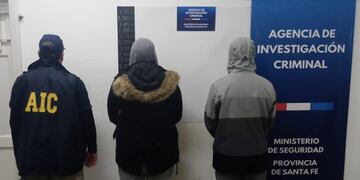 La Agencia de Investigación Criminal (AIC) arrestó a los jóvenes oriundos de Funes y Roldán.