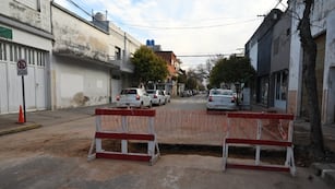 Hay un corte de tránsito en Córdoba por obras de bacheo en un sector clave de la ciudad.