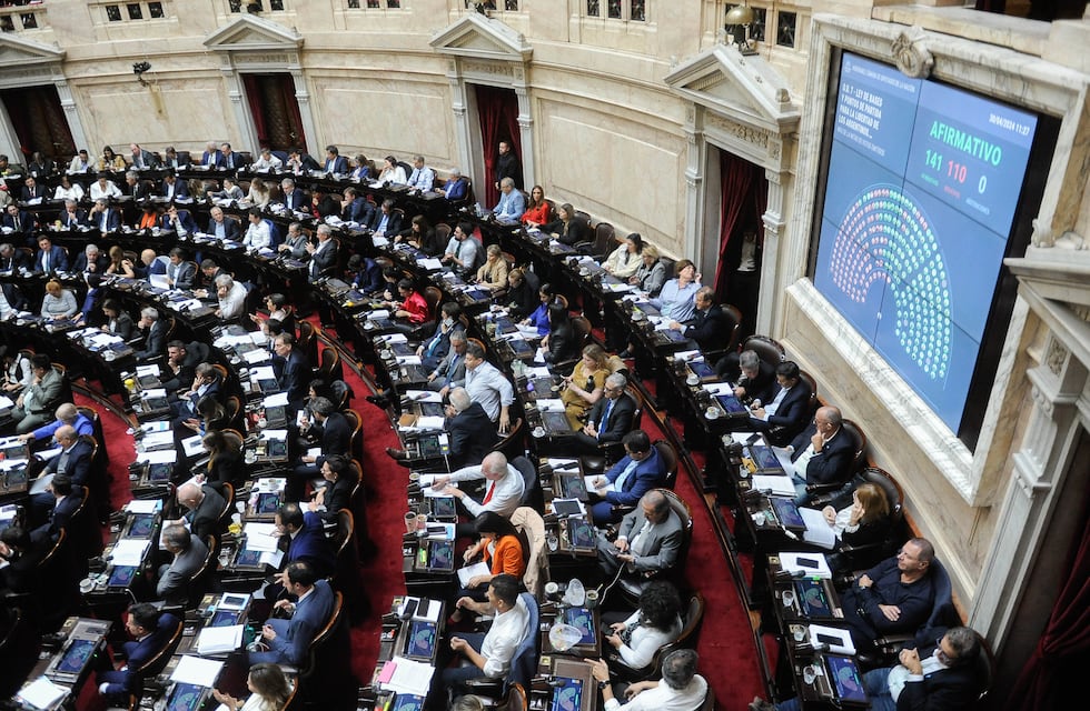 Aprobaron la privatización de Aerolíneas Argentinas, ENARSA y los medios públicos