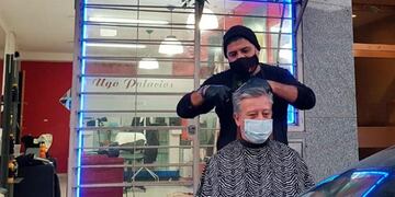 Ugo Palacios atiende a un cliente en la vereda de su local