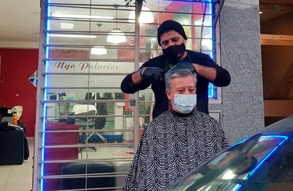Restricciones en Córdoba: un peluquero mudó su salón a la vereda