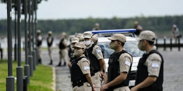 Agentes de Prefectura Naval se encargaron de custodiar la zona vecina al Monumento a la Bandera. (@mauroyasprizza)