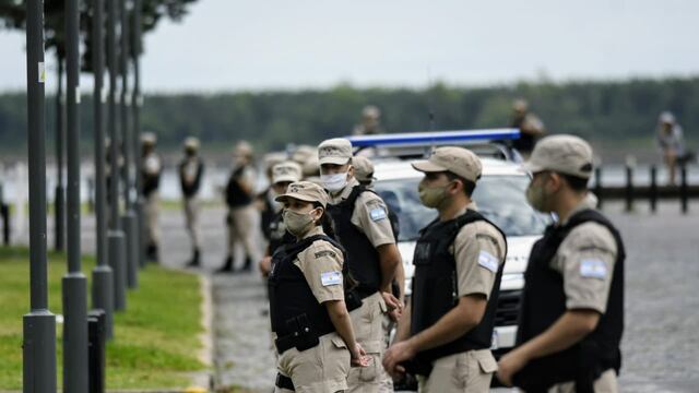 Agentes de Prefectura Naval se encargaron de custodiar la zona vecina al Monumento a la Bandera. (@mauroyasprizza)