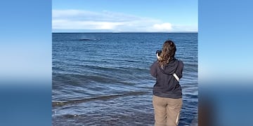 Una fotógrafa española viaja por el mundo y vino a Argentina para conocer a las ballenas en Puerto Madryn.