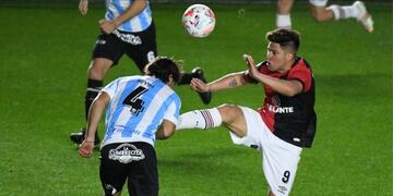 El delantero levantó la pierna de más y puso en riesgo al defensor del "Bicho".