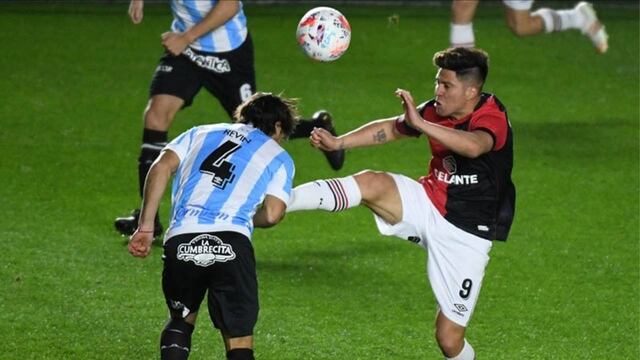 El delantero levantó la pierna de más y puso en riesgo al defensor del "Bicho".