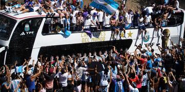 Los festejos de los campeones del mundo con la gente.