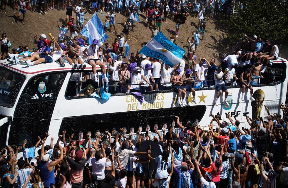 Locura total por La Scaloneta: dos hinchas se tiraron sobre el micro de la Selección desde un puente, y la situación no terminó bien