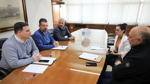 Iván Viotti, Germán Bottero y Enrique Soffieti firmaron el convenio para sumar a Rafaela a las "Biciescuelas Argentinas"