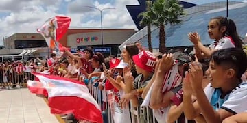 Los hinchas de River mendocinos se despiden del Muñeco Gallardo.