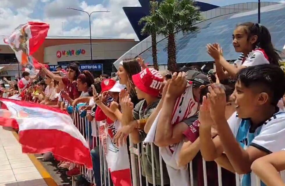 Despedida de Gallardo en Mendoza: afectuoso recibimiento de los hinchas en la previa de River vs. Betis
