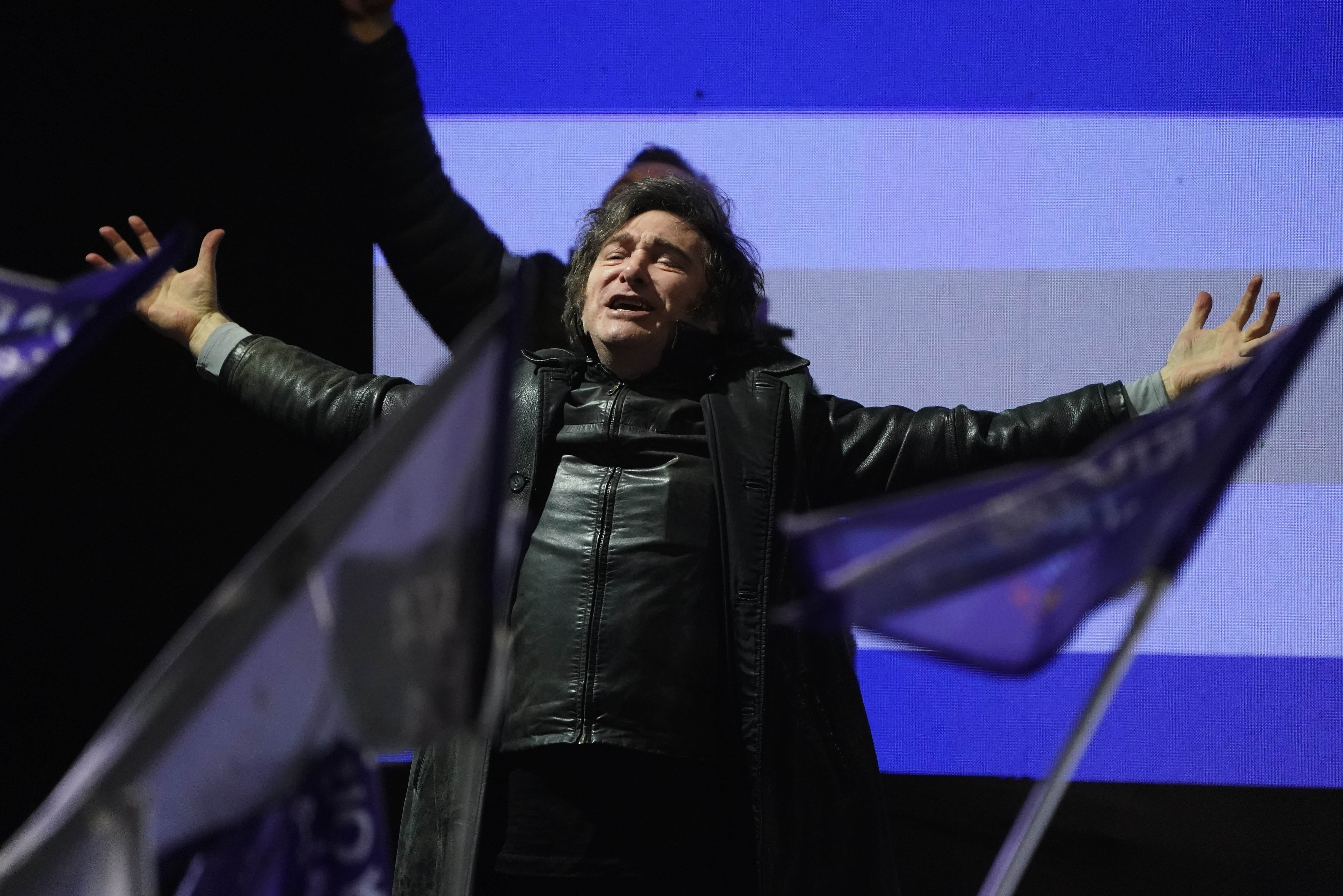 Acto de La Libertad Avanza en Moreno. Javier y Karina Milei en el escenario. (Clarín)