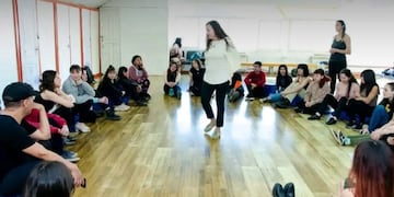 Programa integral diseñado para fortalecer habilidades y recursos en áreas como salud, redes sociales, deportes, oratoria, entre otras.