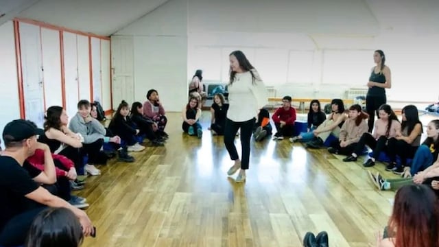 Programa integral diseñado para fortalecer habilidades y recursos en áreas como salud, redes sociales, deportes, oratoria, entre otras.