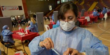 Demoras en la vacunación con vacunas Sputnik V, en el Vacunatorio de campaña en el estadio Polimeni, de Las Heras.
vacuna, vacunas, coronavirus, Covid 19, Covid, Crisis, salud, enfermero, médico , rusa, china