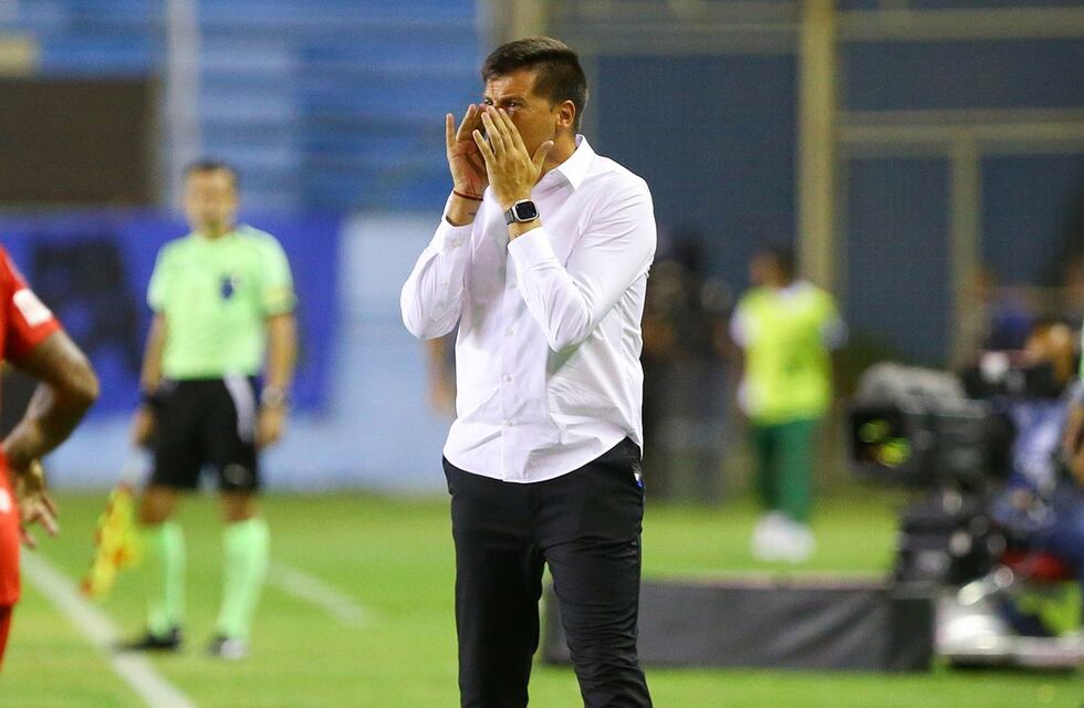 Juan Cruz Real, DT de Belgrano: una cancha muy “irregular” y jugadores que “se adaptaron a todo”