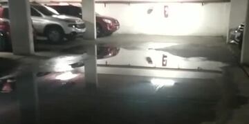 El desborde de una red cloacal ingresó a un edificio.