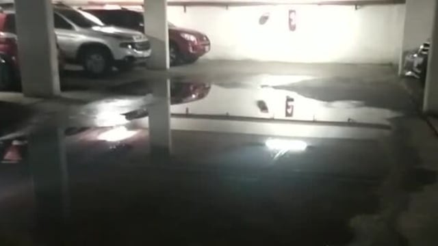 El desborde de una red cloacal ingresó a un edificio.