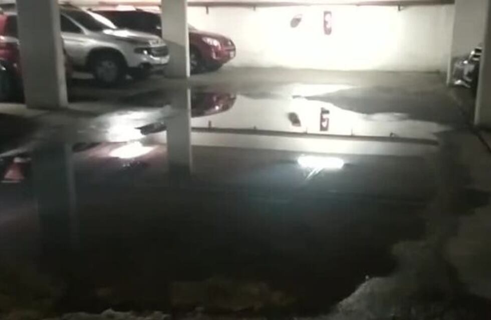 Un asco: explotaron las cloacas y se inundó un edificio en pleno centro de Córdoba