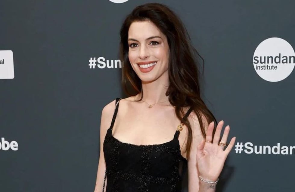 El vestido Valentino de Anne Hathaway que fue furor en la Semana de la Moda en París