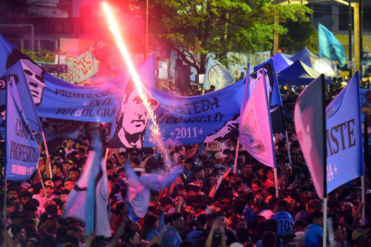 Banderazo de Belgrano en el Hotel Quinto Centenario, el día previo al clásico con Talleres.  (Nicolás Bravo / La Voz)