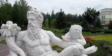 Zeus, el rey de los dioses olímpicos, personifica el poder supremo, la autoridad y el control del cielo y el trueno en la mitología griega.