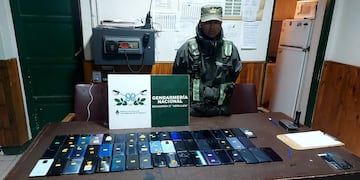 Gendarmería Nacional incautó 53 teléfonos celulares que ingresan en un vehículo desde Chile, de contrabando.