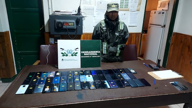 Gendarmería Nacional incautó 53 teléfonos celulares que ingresan en un vehículo desde Chile, de contrabando.