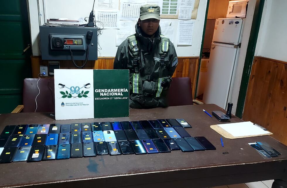 Venían desde Chile con 53 teléfonos celulares de contrabando en el interior del filtro de aire del vehículo y quedaron en libertad