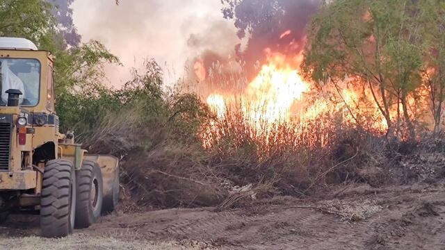 Incendio en Valle Grande. El fuego cruzó el río Atuel y avanzó hacia la zona residencial. Se quemaron mas de 700 hectáreas.
