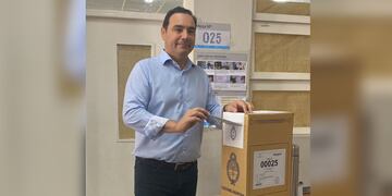 Gustavo Valdés ya votó en Corrientes.