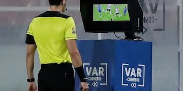 El VAR hizo su debut en la Copa de la Liga profesional y dejó algunas polémicas.