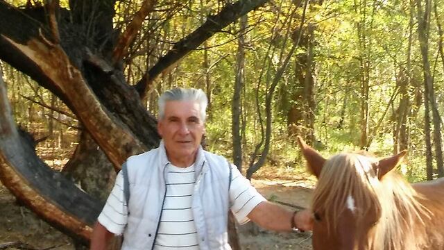 Chumbi Carranza junto a su caballo.