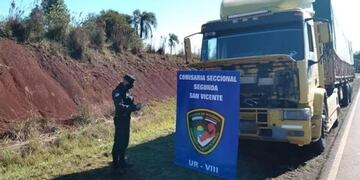 Secuestraron cinco camiones con granos de soja ilegal en San Vicente.