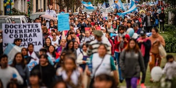 Docentes de todo Salta se movilizan en la capital.