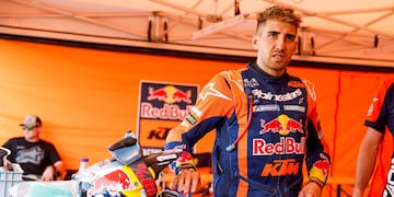 El piloto argentino Luciano Benavides del Red Bull KTM Factory Racing, protagonizó una exhibición en el desierto saudita e invirtió cuatro horas y 56 segundos en recorrer los 459 kilómetros de sector cronometrado, para un total de 877 km entre Riad y Wadi ad Dawasir. (EFE/ A.s.o.)