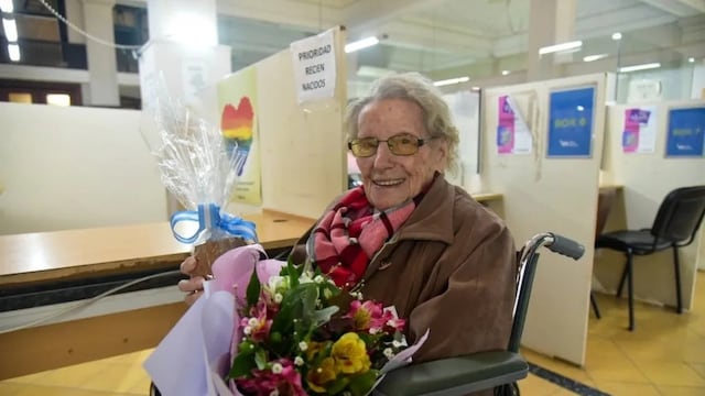 Tras un siglo con libreta cívica, la villamariense obtuvo su DNI.