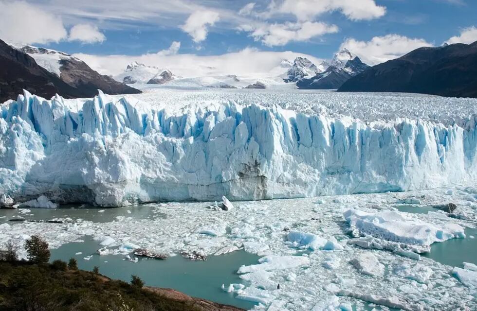 Un grupo de turistas presenció el impresionante desprendimiento de un glaciar en Santa Cruz y el video se hizo viral