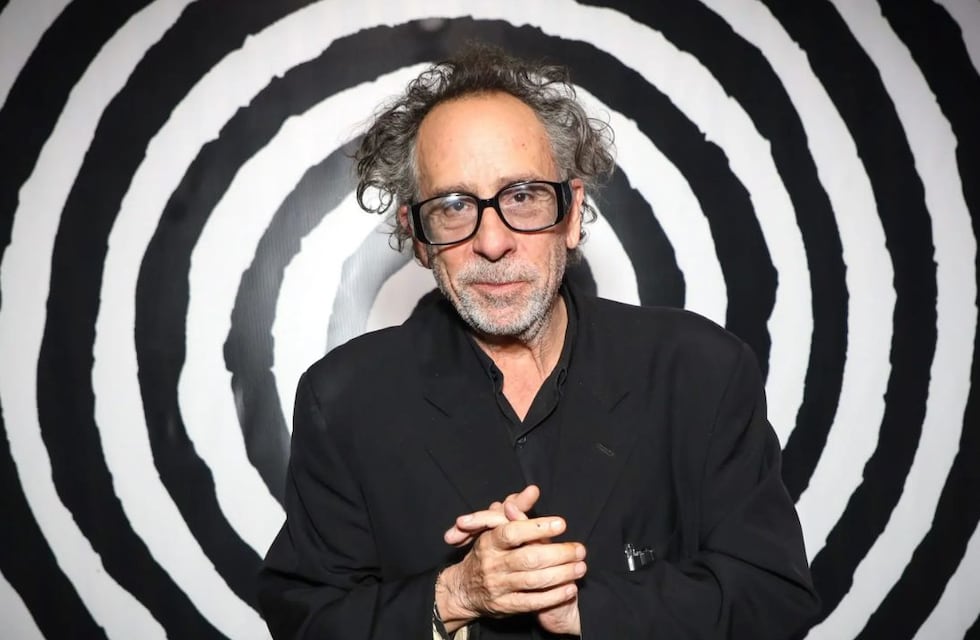 Tim Burton le dijo sí al amor: esta es la nueva pareja del director