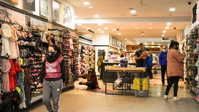 En las últimas dos semanas las ventas en loc comercios del centro de Mendoza cayeron el 15%. Mariana Villa/Los Andes
