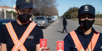 La Comuna de Villa Mercedes entregó pases libres para el transporte público de pasajeros a todos los integrantes de la policía del municipio. Gentileza ANSL