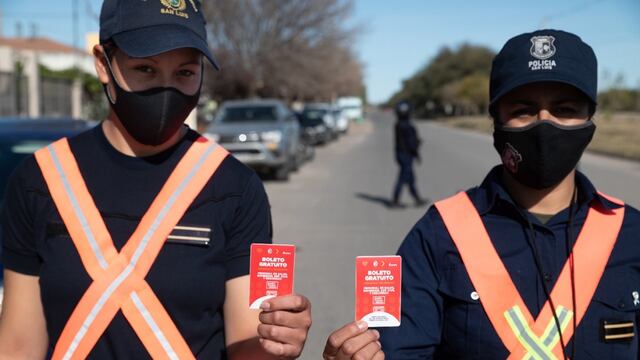 La Comuna de Villa Mercedes entregó pases libres para el transporte público de pasajeros a todos los integrantes de la policía del municipio. Gentileza ANSL