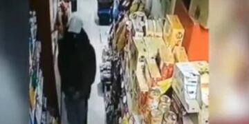 Un ladrón no quiso pesos argentinos en Paraguay.
