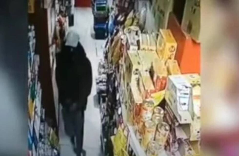 Insólito robo frustrado: entró a un local, le dieron pesos argentinos y se fue sin llevarse nada