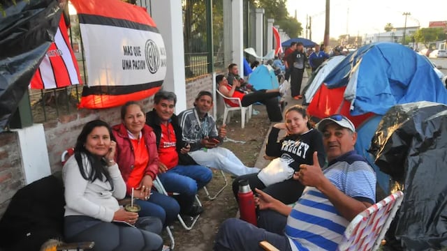 En familia y a la espera de las entradas para ver a River en Chaco.